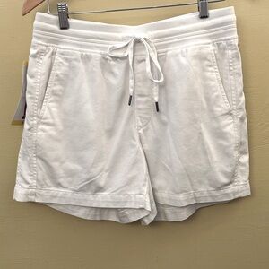 NWT Orvis Classic Collection White Cargo Shorts; size small